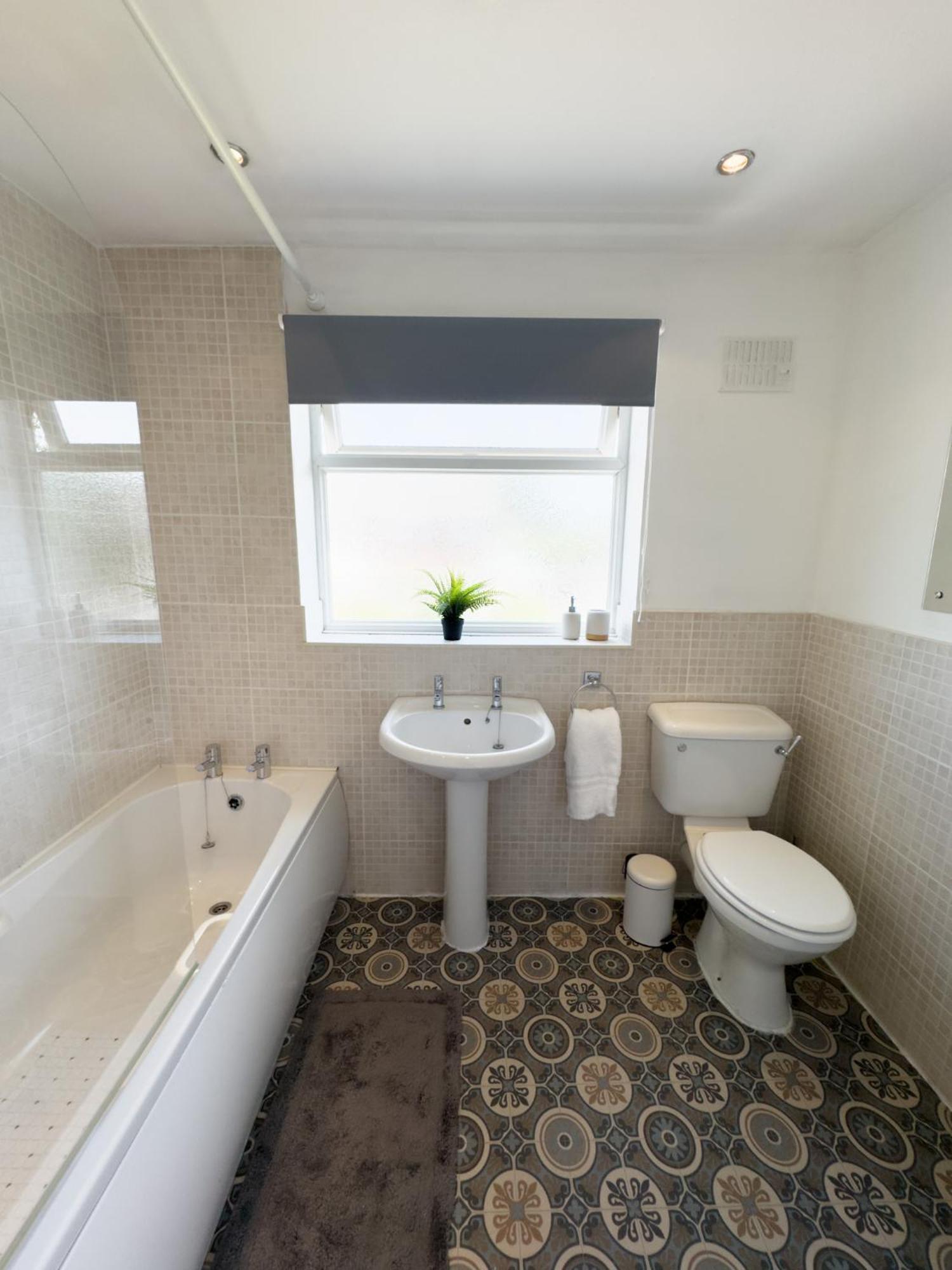Rnm - Business Professionals Ready, Cost Effective For Large Stays! 3 Bedroom Lounge, Private Access & Entire Place, Kitchen & Washroom With Amenities, Smart Tv, Easy Access, Fast Wifi, Large Driveway, Great Transport Links, Near Worcester Hospital A Eksteriør billede